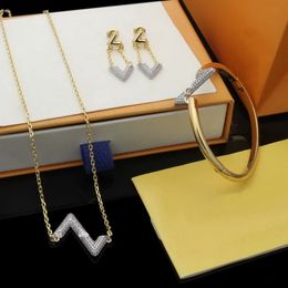 Europe America Fashion Jewellery Sets Lady Womens Gold/Silver-color Metal Engraved V Initials Setting Diamond Volt Necklace Bracelet Earrings Q95980 Q93810 Q96973