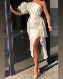 2022 Sexy Sheath Short Prom Dresses White One Shoulder Ruffles Plus Size Tea Length Side Split Spandex Short Sleeve Evening Gowns Pageant Wear