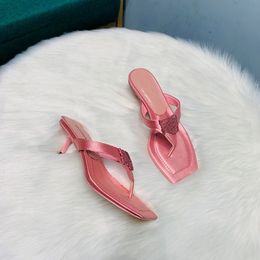 Balıksırtı alçak topuk terlik moda düz kafa ipek deri sandalet lüks gösteri parti plaj ayakkabıları elbise boyutu 35-40