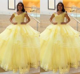 2022 Fashion Yellow Quinceanera Dresses Off Shoulder Ball Gown Prom Lace Tulle Pleated Applique Beaded Princess Tiered Sweet 16 Dress Formal