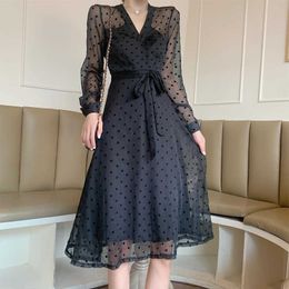 Large size women's black French retro V-neck waist slim dress Hepburn temperament long section over the knee to reduce age 210527