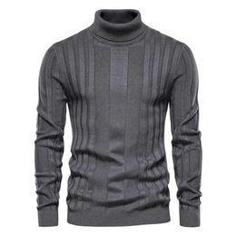 Hombre De Cuello Alto A Rayas Online 