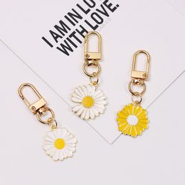 Kawaii Yellow White Daisy Keychain Flowers Keychain for Women Enamel Flower Charm Key Chain Women Girls Key Ring K154