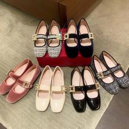 Дизайнерские сандалии скользит женские одежды для обуви белую Мэри Джейн Лето Французская Корнатая каблука Леди как стиль, маленькая кожа, мягкая платформа, сингл