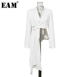 [EAM] Spring Autumn V-collar Long Sleeve White Button Belt Spliced Irregular Jacket Women Coat Fashion JX600 211014