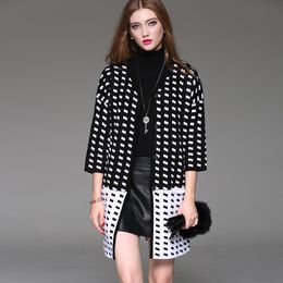 Camisolas femininas 2021 Autumn high-end suéter malha traseira transfronteira branca colagem preta splicing leve amadurecimento Verifique a moda