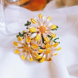 Pins, Brooches Elegant Vintage Metal Plant Flowers Daisy Brooch For Women And Man Collar Accessories Couple Jewellery Gifts