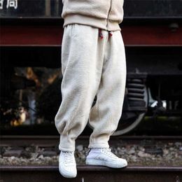 HOUZHOU Pantaloni invernali da uomo Pantaloni neri Pantaloni casual in pile da uomo Abbigliamento in pile Cachi Harajuku Coreano Streetwear Hip Hop 5XL 211112