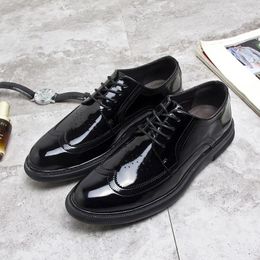 Newly Arrival Brogue Carved Mens Shoes Vintage Patent Leather Business Formal Oxfords Shoes Black Lace up Derbys Shoe