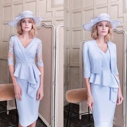 Elegant British Style Short Mother Of the Bride Dresses With Jacket Light Sky Blue Sheath Wedding Guest Dress Suits V-Neck Half Sleeve 2021