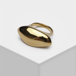 Amorita boutique An irregularly shaped ring 211217