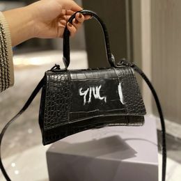 Graffiti Letter Shoulder Sling Bag Letters Cross Body Bags Women Phone Purse Handbag Top Handle Arc Female Leather Wallet Ladies Purses