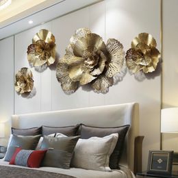 Modern Wrought Iron 3D Gold Flower Wall Mural Decoration Home Livingroom Wall Hanging Crafts Hotel Porch Wall Sticker Ornaments 210310