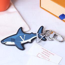 Cartoon Keychains Designer de luxo Fashion Keychain Sliver Keys Buckle Genuine Leather Blue Shark Pingente Letter Mens Sacos Mulheres Ornamentos