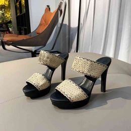 Terlik Gelenler Patent Deri Saman Nakış Kalınları Tabanlar Kalın Alt Benzersiz Tasarımcı Sivri Burun Elbise Düğün Ayakkabı Seksi Ayakkabı Harfler Topuk Sandalet