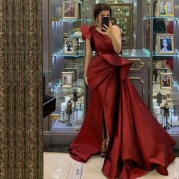 Fitted One Shoulder Dark Red Prom Dresses With Slit Vintage Overskirt Mermaid Evening Gowns Beautiful Satin Pleat Formal Graduation Dress