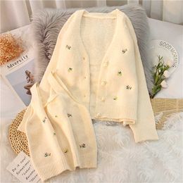 Autumn Sweaters Women Camisole Tops Crop V Neck Long Sleeve Embroidery Flowers Cardigan Coat Jumpers Sets Gentle Pearl Button 210610