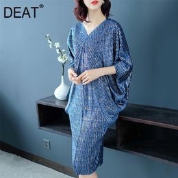 DEAT Fast Delivery New Women Autumn Loose Dress Pleated Short Batwing Sleeve V Neck Mid Calf Length Large Size Tide NA949 210309