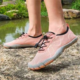 Women Aqua Shoes Barefoot Beach Nonslip Upstream Breathable Hiking Sport Quick Drying River Sea Water Sneakers Y0714