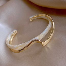 Minar Minimalist White Shell Arcylic Twist Bangles for Women Mujer Gold Colour Metallic Twisted Open Charm Bangles Accessories Q0719