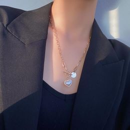 Pendant Necklaces Simple Disc OT Buckle Necklace Elegant Temperament Heart-Shaped Imitation Pearl Ladies Jewelry Gift