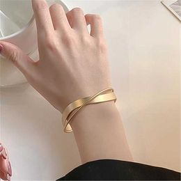 New Copper Wave Open Bracelet Female Design Ins Metal Cross Golden Temperament Bracelet Hand Color Protection Jewelry Wholesale Q0719