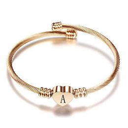 Bracciale rigido a forma di cuore in acciaio inossidabile color oro rosa con braccialetti con ciondoli iniziali dell'alfabeto di moda per le donne