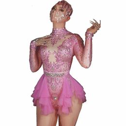 2022 festa della signora dentellare Decorazione del partito Pink Sparkly Strass Strass Stampato Body in pizzo Elastico Skinny Manica Lunga Leotard Costumi Stage Costumi Lady Compleanno Abbigliamento DN6400