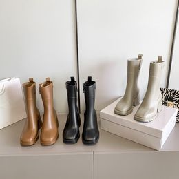 2022 Женщины Betty Boots ПВХ резиновые навесные платформы дождь на колен высокий высокий дождь ботинок черные водонепроницаемые буфетные туфли наружные дождевые горы высокие каблуки высшего качества