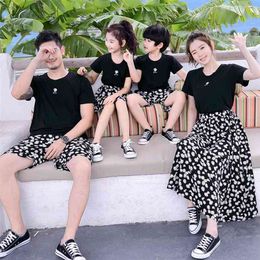 Summer Family Matching Outfits Mum Daughter T-shirt Dress Dad Son +Shorts Look Holiday Couple Clothing 210724