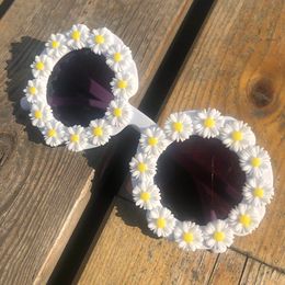 Weiße kleine Gänseblümchen-Sonnenbrille für Kinder, runde Diamant-Bling-Brille, Studenten-Sonnenbrille, UV400, Blumen-Designer-Brille