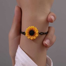 Korean Retro Daisy Bracelet for Women Best Friend New Leather Rope Bracelets Fashion Lovely Sunflower Flowers Luxury Jewellery G1026