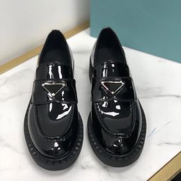 2021 Nouveau designers Cuir Plate-tête Plate-forme antidérapante Chaussures à talons basse Chaussures Femmes à talons épaisses