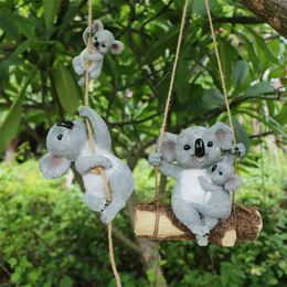 Resin Swinging Koala Animal Figurines Outdoor Fairy Garden Figurine Yard Hanging Ornament Decoration Statue Sculptture Kid Gifts 210924