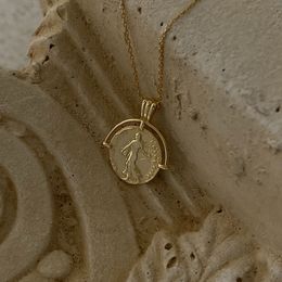 Silvology Collana in argento sterling 925 con pendente a moneta regina Collana in oro rotondo elegante con lettera per gioielli da donna Festival 210315