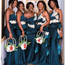 Brudtärna jägare afrikanska sjöjungfru klänningar en axel spets applikationer piga av hedersklänningar peplum ruffles bröllop fest klänning plus storlek klänning