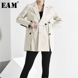 [EAM] Loose Fit Button Split Temperament Jacket Lapel Long Sleeve Women Coat Fashion Spring Autumn JQ29000 211109