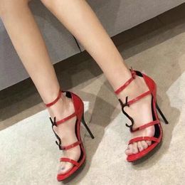 I sandali a spillo da donna alla moda 2021 sono venditori caldi. Comodi e sexy, con lettere uniche. Pelle verniciata Metallo Vari stili sono adatti per matrimoni, feste