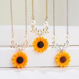 Gorgeous Imitation Pearl Sunflower Pendant 3 Colors Alloy Clavicle Chain Necklace Cute Sweet Choker Necklace For Women J0312