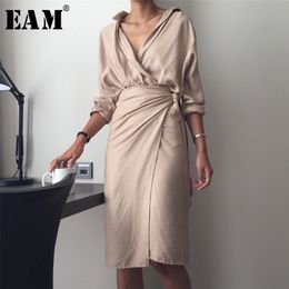 [EAM] 2021 New Spring Autumn V-Neck Long Sleeve Waist Bandage Loose Big Size Temperament Dress Women Fashion Tide 210303