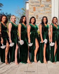 2022 Dark Green Bridesmaid Dresses Velvet V Neck Ruched Sleeveless Sheath Side Slit Floor Length Plus Size Maid of Honor Gown Country Wedding vestidos