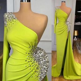 2022 Amazing Green One Shoulder Evening Dresses Wear Crystals Beaded Satin Mermaid High Split Sexy Women Dubai Formal Party Prom Dress Long Sleeve