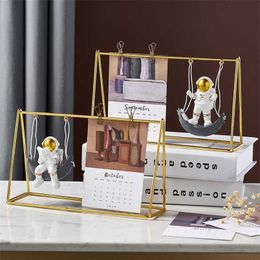 Swing Astronaut Figurine Calendar Desk Decor Resin Embellishment Modern Living Room Decoration Home Accessories Cosmonaut Gifts 211105