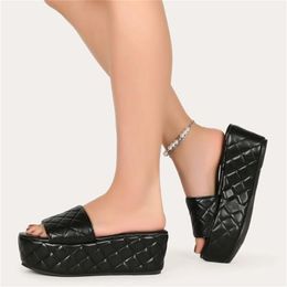 Women Summer Slippers High Quality Leather Thick Sole Sandals Diamond Pattern Wedge Flip Flop Female Platform White St Slides Q0523