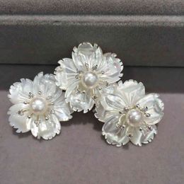 Natural sea shell flower brooch pins fashion women jewelry 3 flowers white color smart