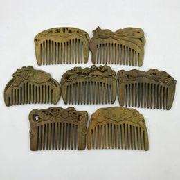 Handgjord snidad naturlig sandelträ Hårburk bred tand Anti-statisk Inga snag Träkammar för män Kvinnor Heminredning