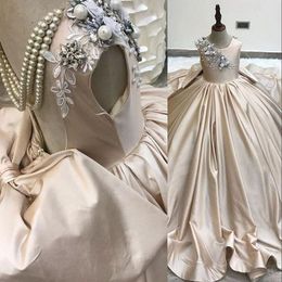 2021 Cute Champagne Flower Girls Dresses For Weddings Jewel Neck Lace Appliques Pearls With Hand Made Flowers Bow Birthday Children Girl Pageant Gowns Sweep Train