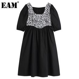 [EAM] Women White Black Floral Pleated Dress Square Collar Half Puff Sleeve Loose Fit Fashion Spring Autumn 1DD5878 210512