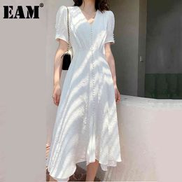 [EAM] Women White Elegant Irregular Long Dress V-Neck Short Puff Sleeve Loose Fit Fashion Spring Summer 1W513 210512
