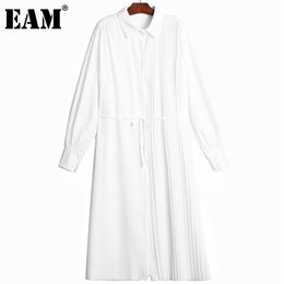 [EAM] Women White Big Size Asymmetrical Pleated Shirt Dress lapel Long Sleeve Loose Fashion Spring Autumn 1DD823400 210512